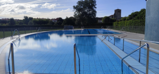 Imagen de la noticia: La espera termina: Esquíroz inaugura sus nuevas piscinas y da la bienvenida al verano